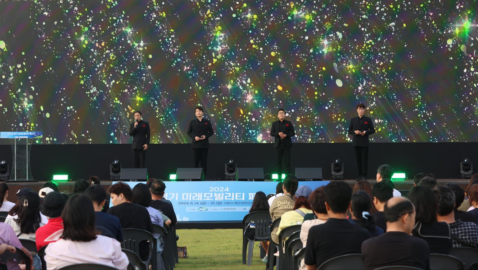 야외 축제 무대에서 노래하는 팝페라 제이보이스와 관객